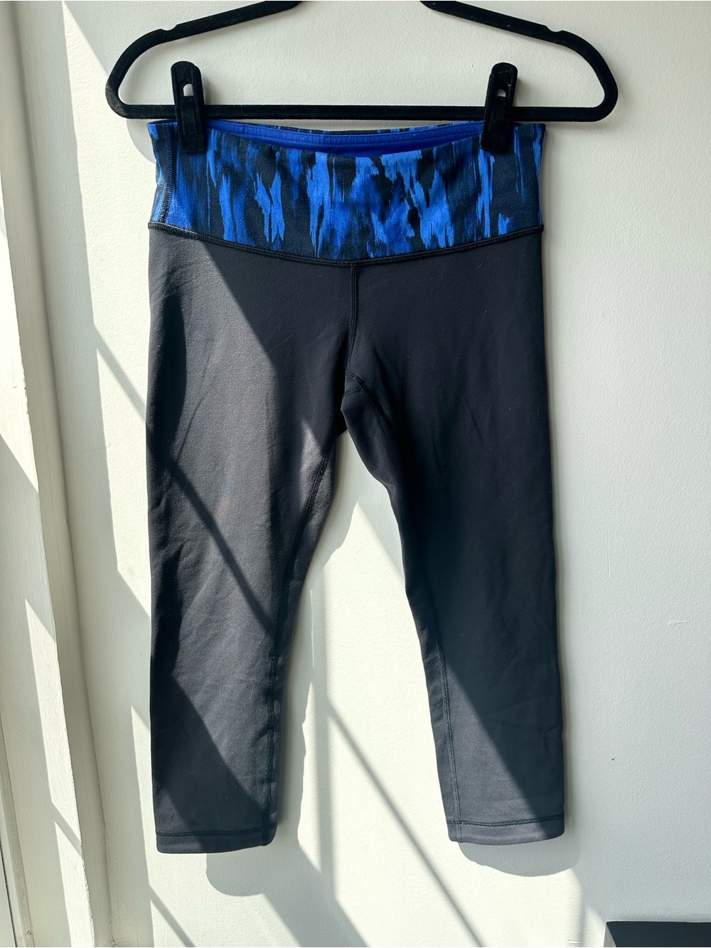 Lululemon Wunder Under Crop Leggings in Blk/Blue Size 6